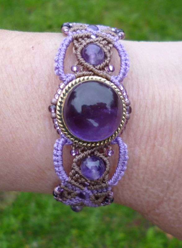 bracelet macramé avec Améthyste ronde sertie laiton doré