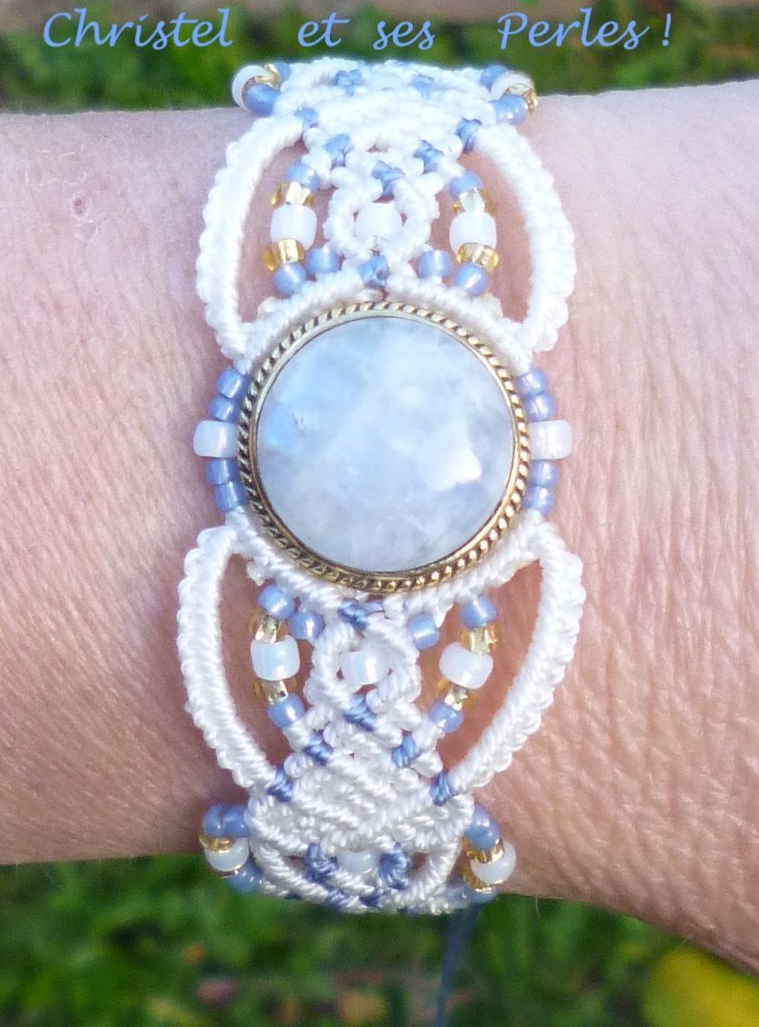 bracelet macramé avec Pierre de Lune (Labradorite blanche)  ronde sertie laiton doré