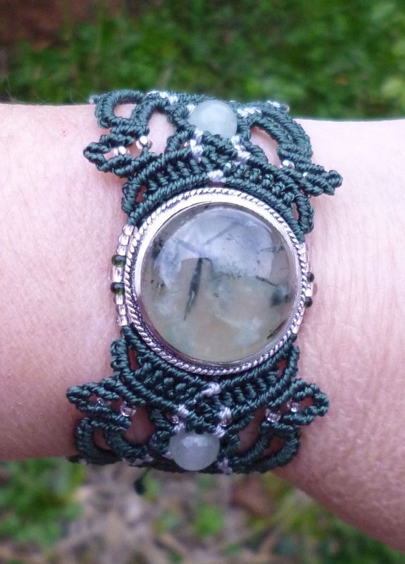 Bracelet macramé et Préhnite ronde sertie de laiton argenté