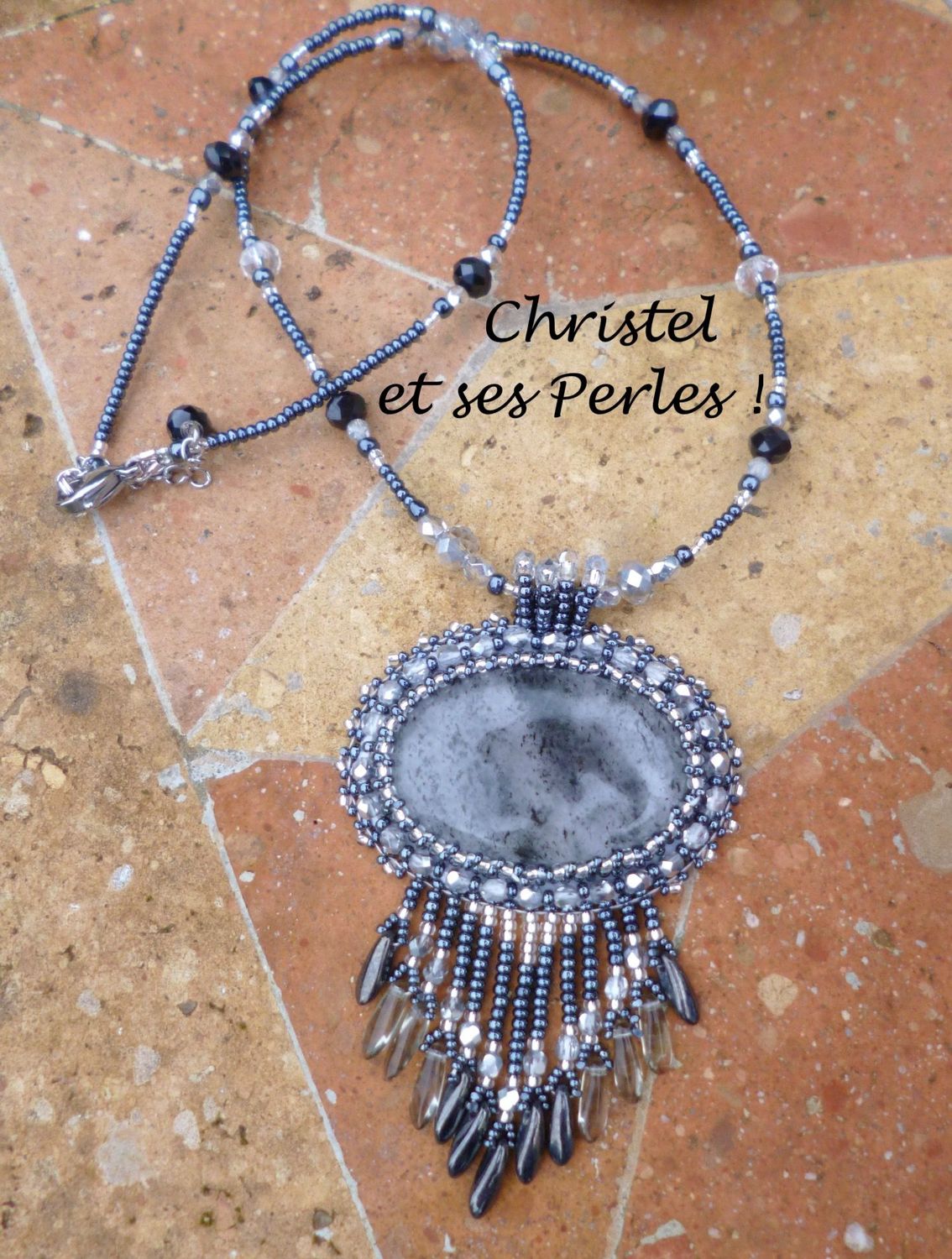 Pendentif avec Quartz à inclusion de rutiles brodé sur cuir