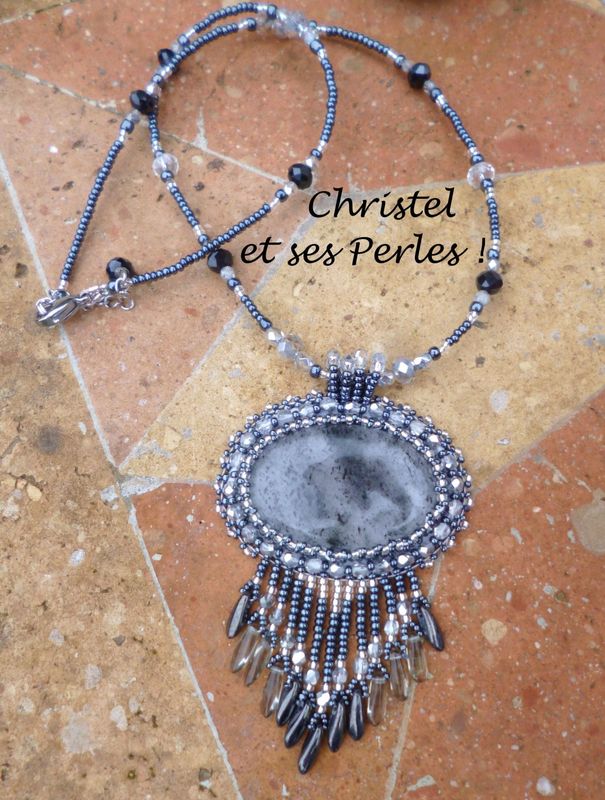 Pendentif avec Quartz à inclusion de rutiles brodé sur cuir