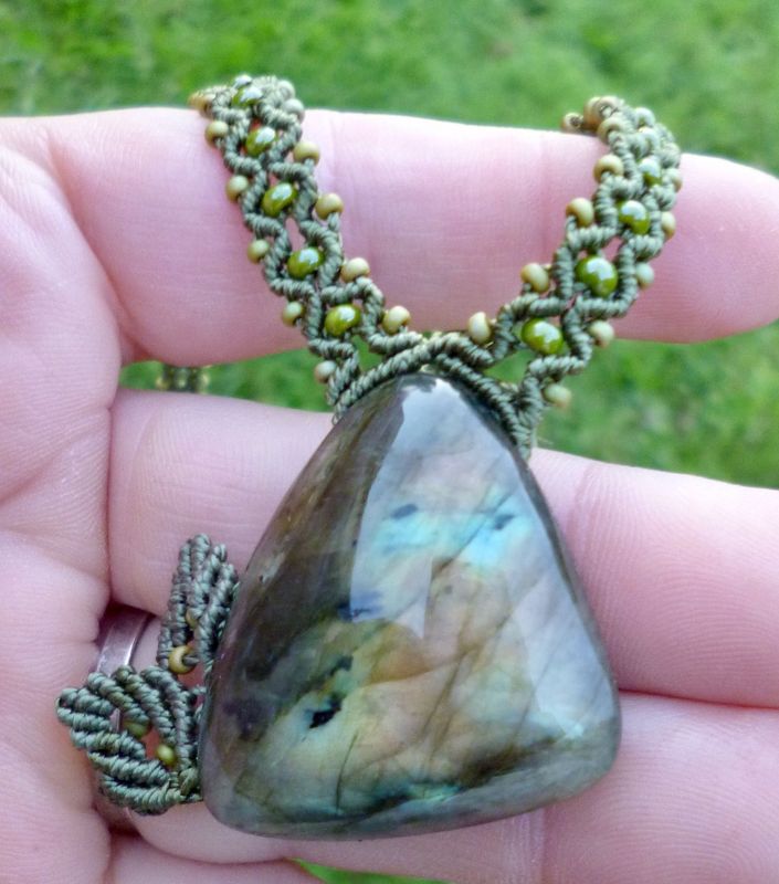 Collier macramé et Labradorite triangle feuilles