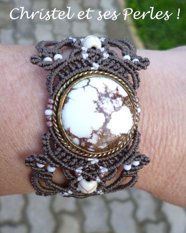 Bracelet macramé et Jaspe indien, rond sertie de laiton doré