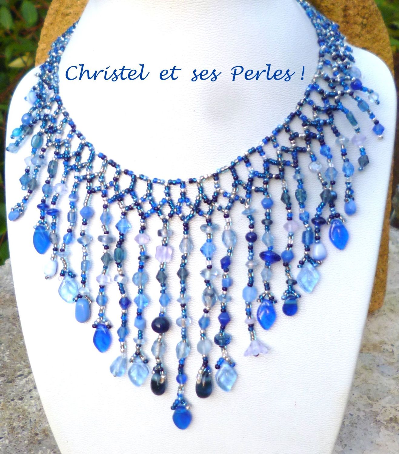 Collier fils perlés de verre bleu