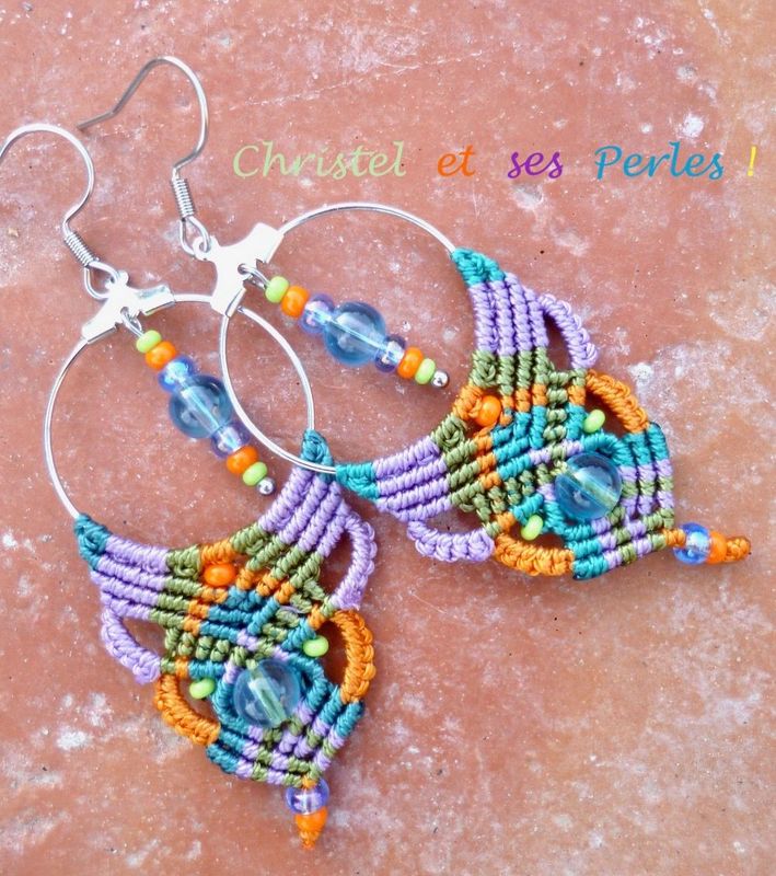Boucles d'oreilles macramé multicolores sur créoles