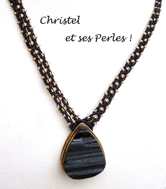 Collier macramé et Tourmaline noire brute sertie laiton doré