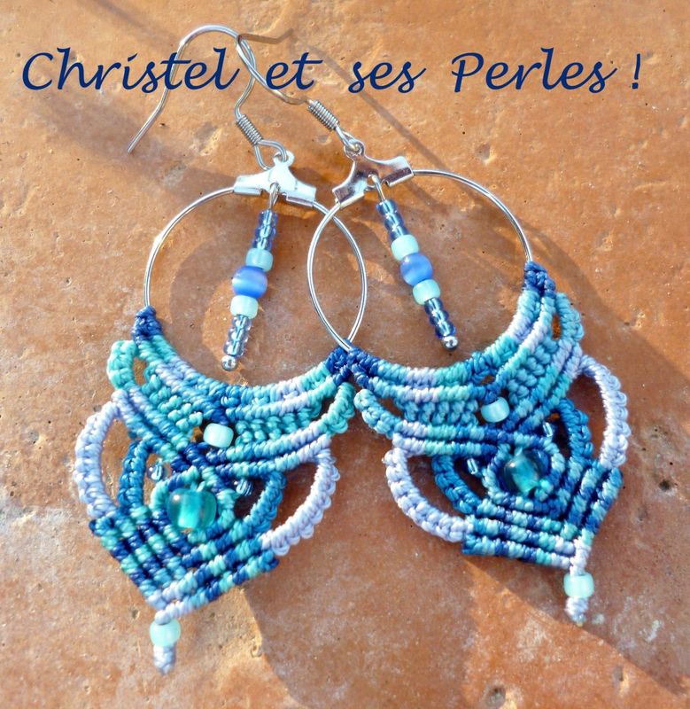 Boucles d'oreilles macramé bleues sur créoles