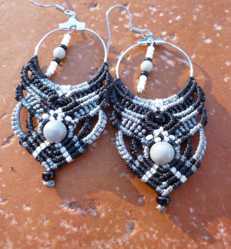 Boucles d'oreilles macramé Noires/grises sur créoles