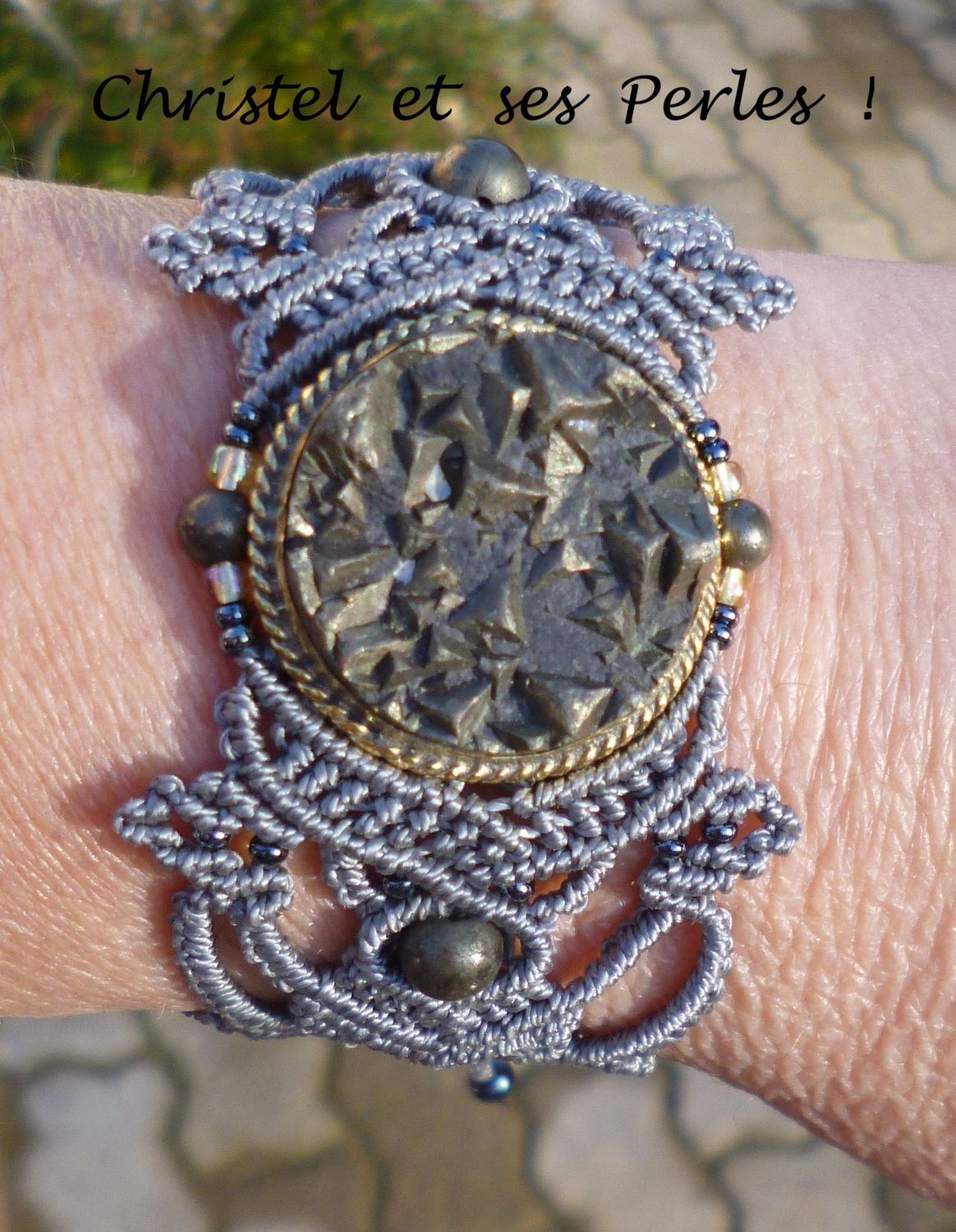 Bracelet macramé et Pyrite brute sertie de laiton doré