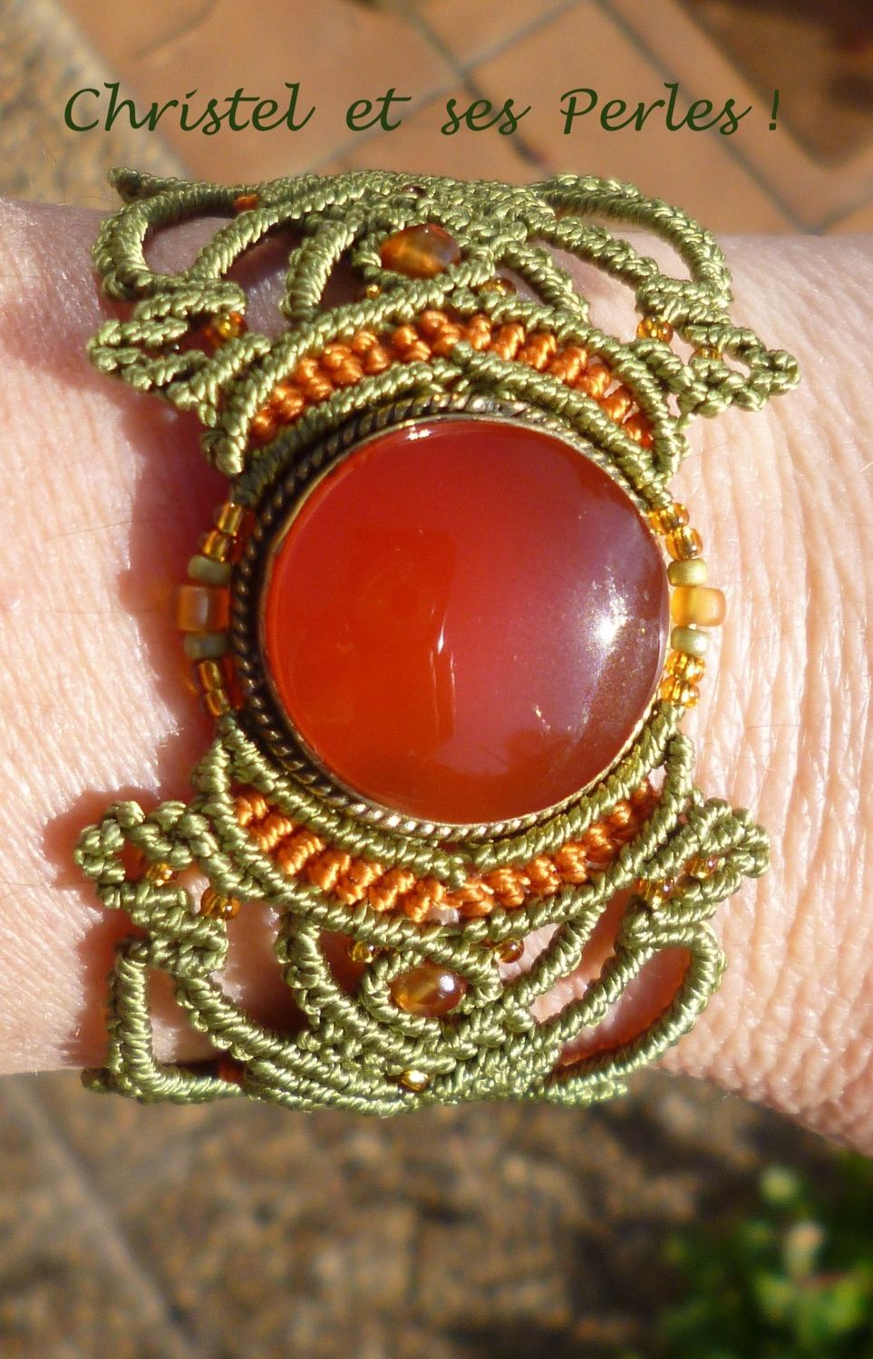 Bracelet macramé et Cornaline ronde sertie de laiton doré