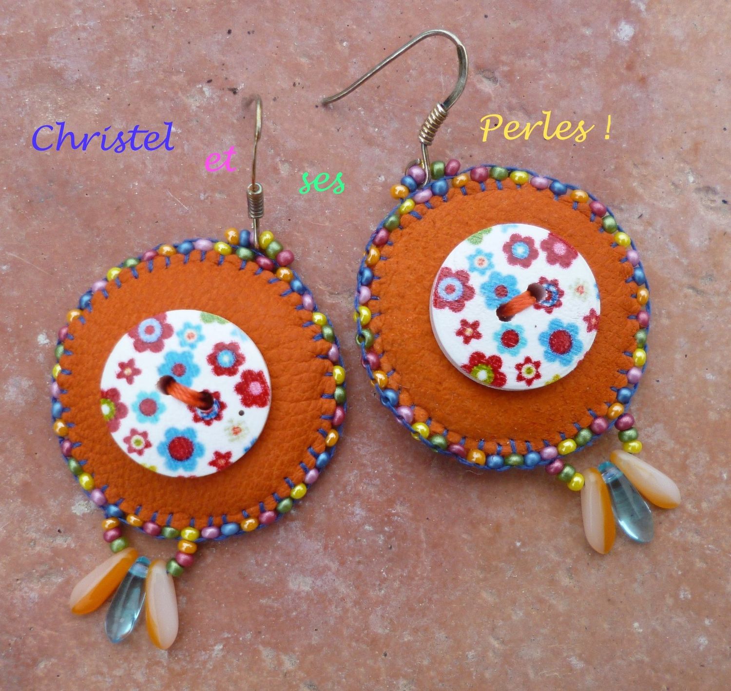 Boucles d'oreilles rondes, cuir et boutons