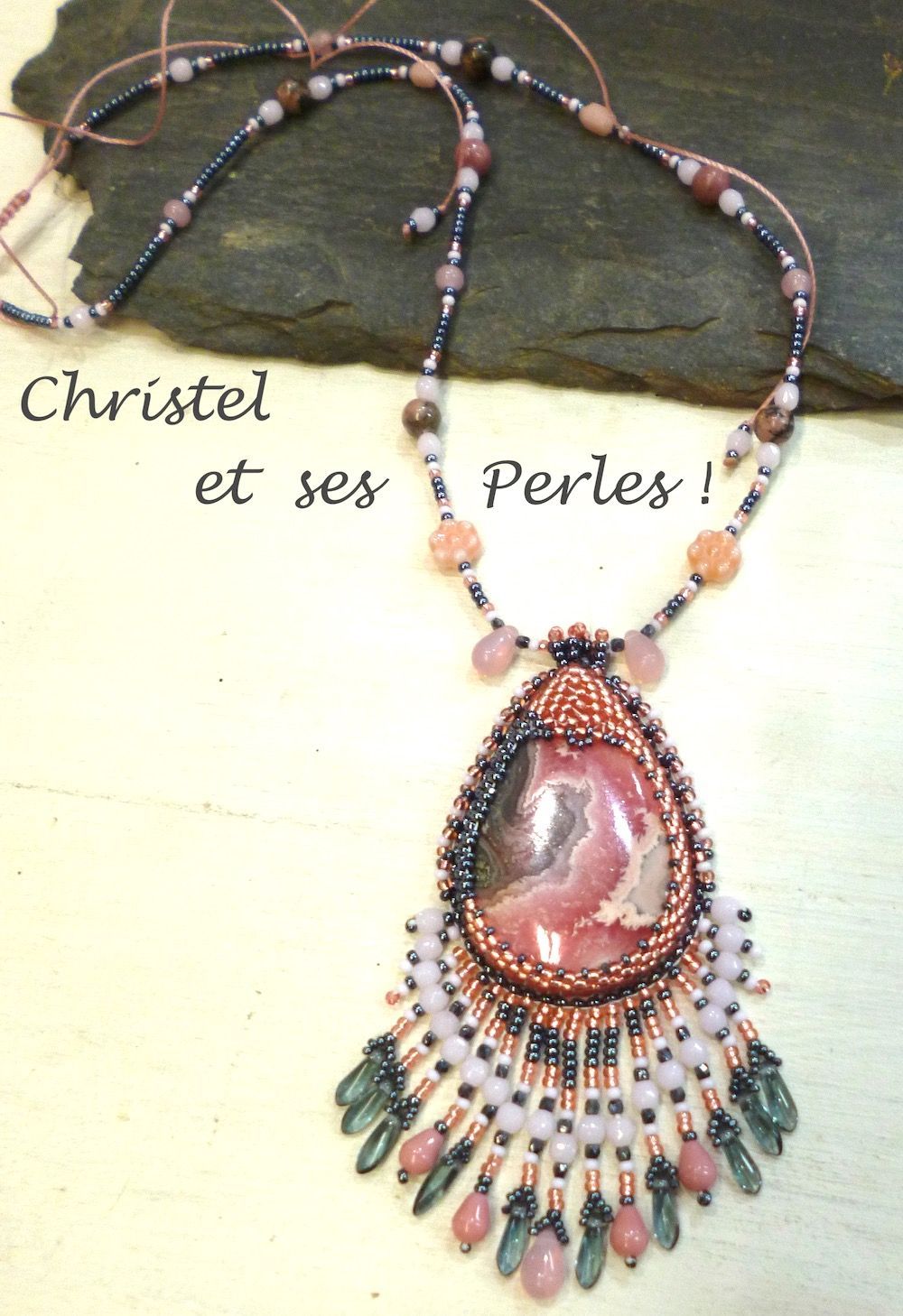 Collier avec Pendentif brodé sur cuir et Rhodochrosite