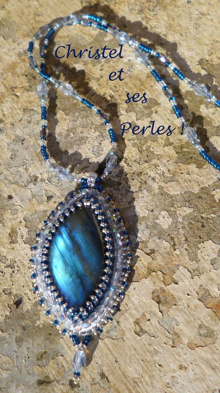 Pendentif en Labradorite brodée sur cuir