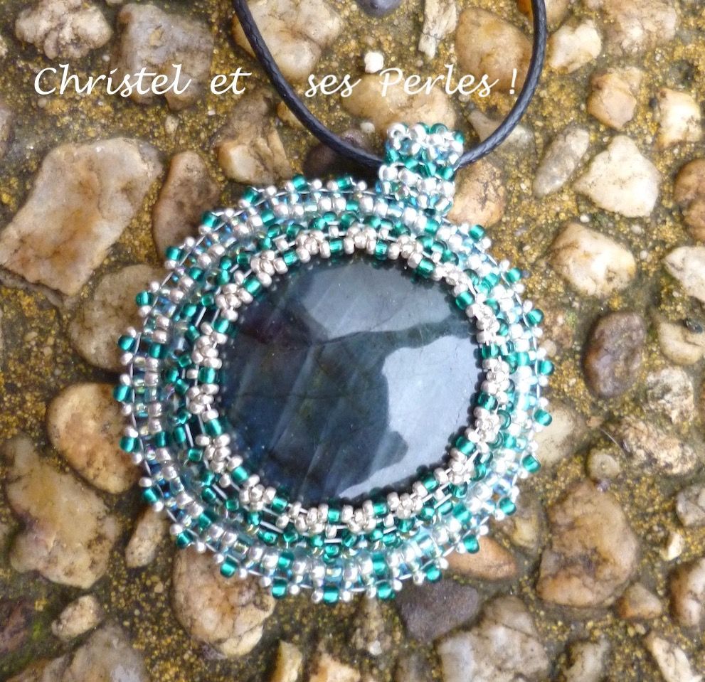 Pendentif Labradorite brodée forme ronde