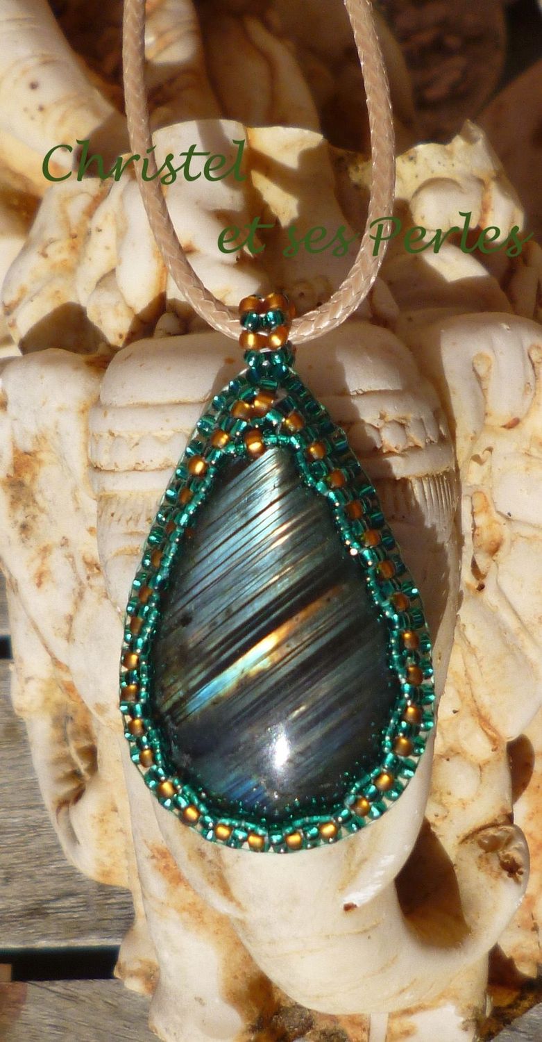 Pendentif Labradorite brodée forme goutte