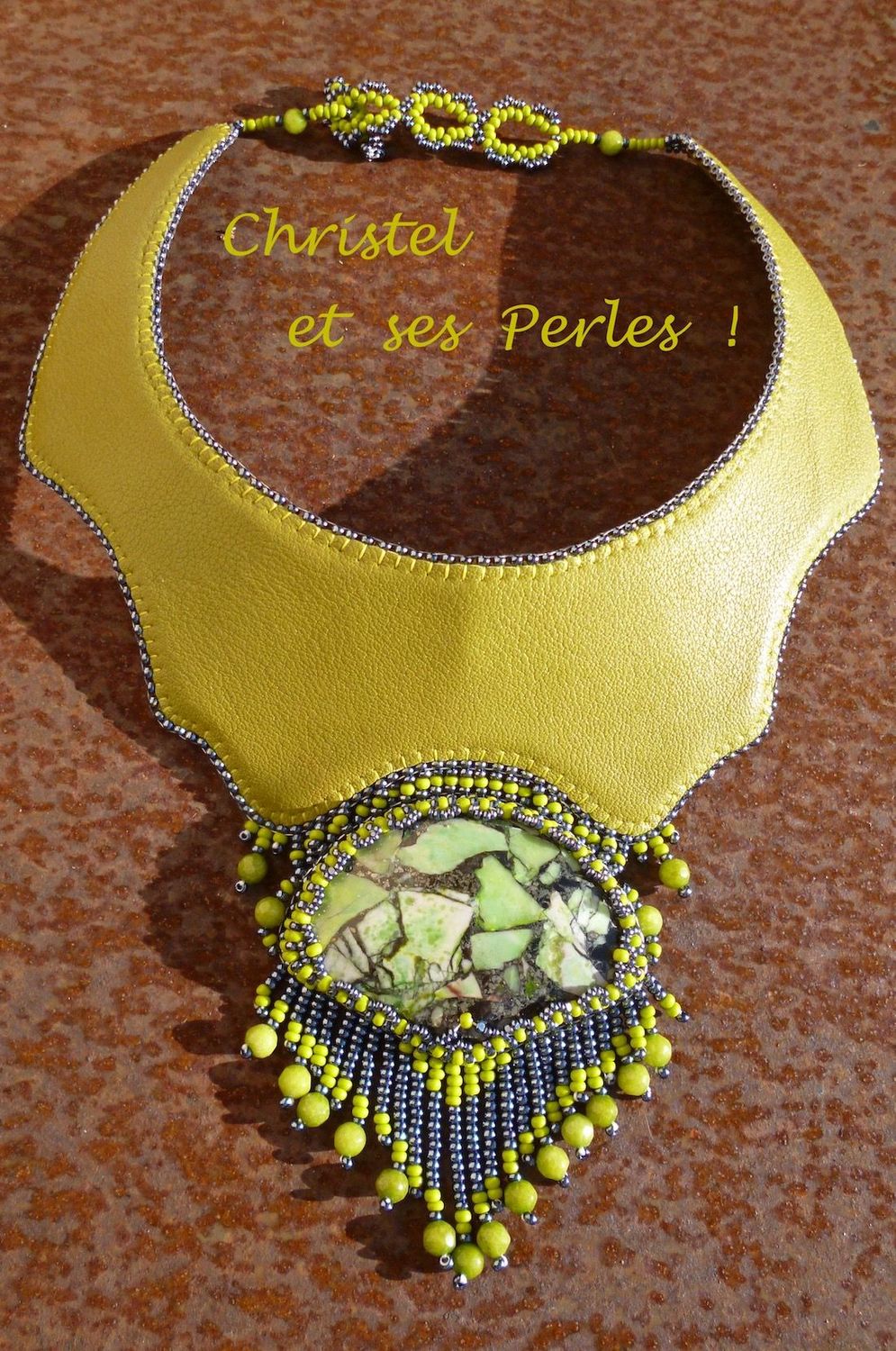 Collier plastron cuir et pierre brodée