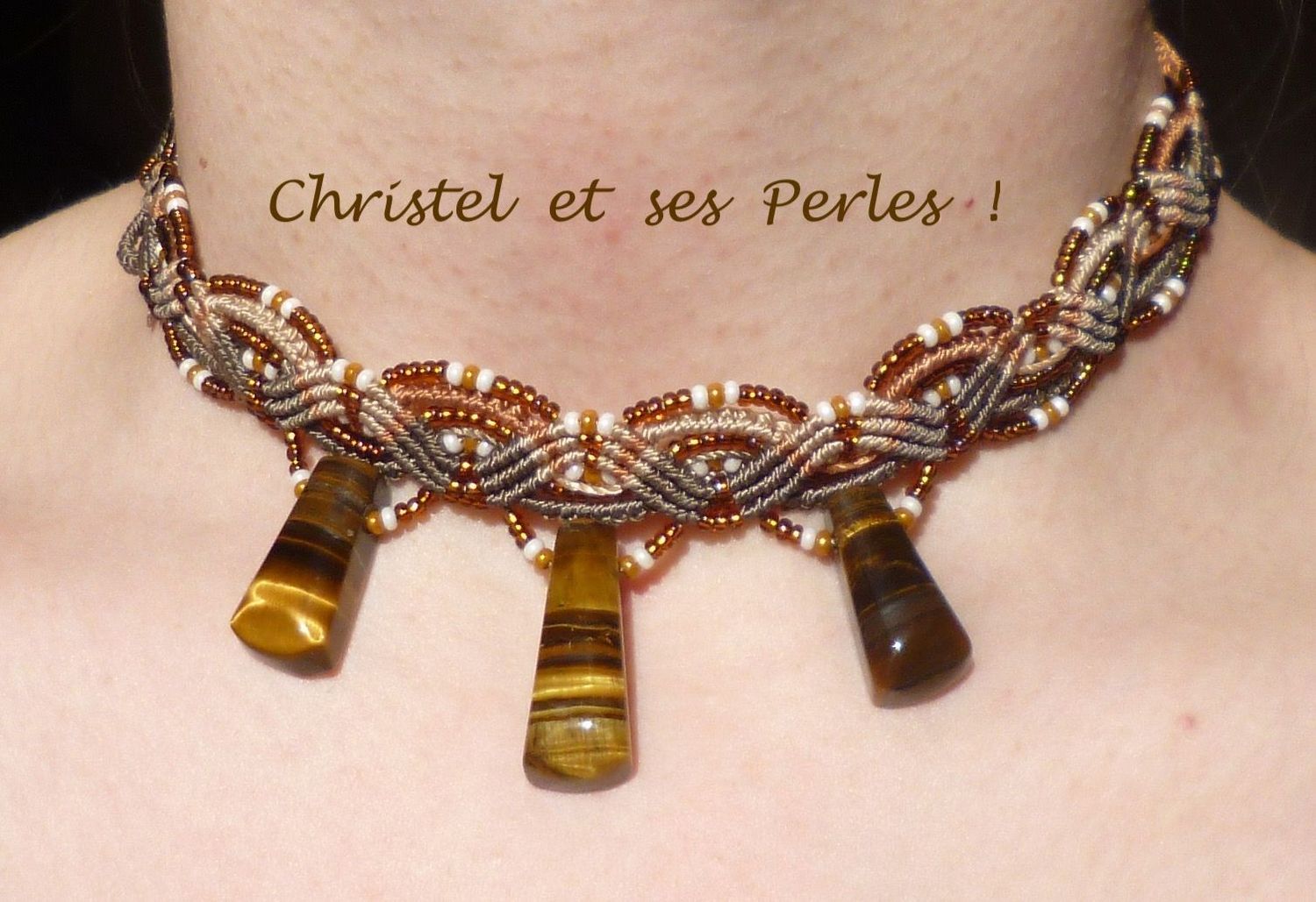 Collier ras de cou en macramé et 3 oeils de tigre