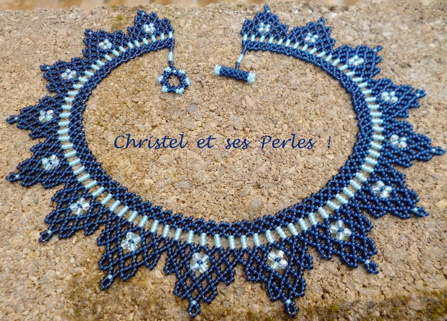 Collier netting triangle couleur deux bleus