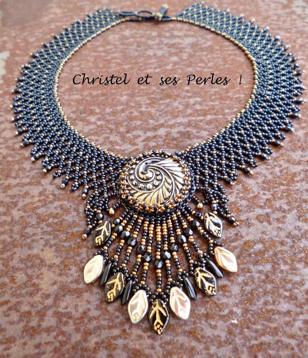 Collier perlé large et baroque, Feuille, Noir cuivré