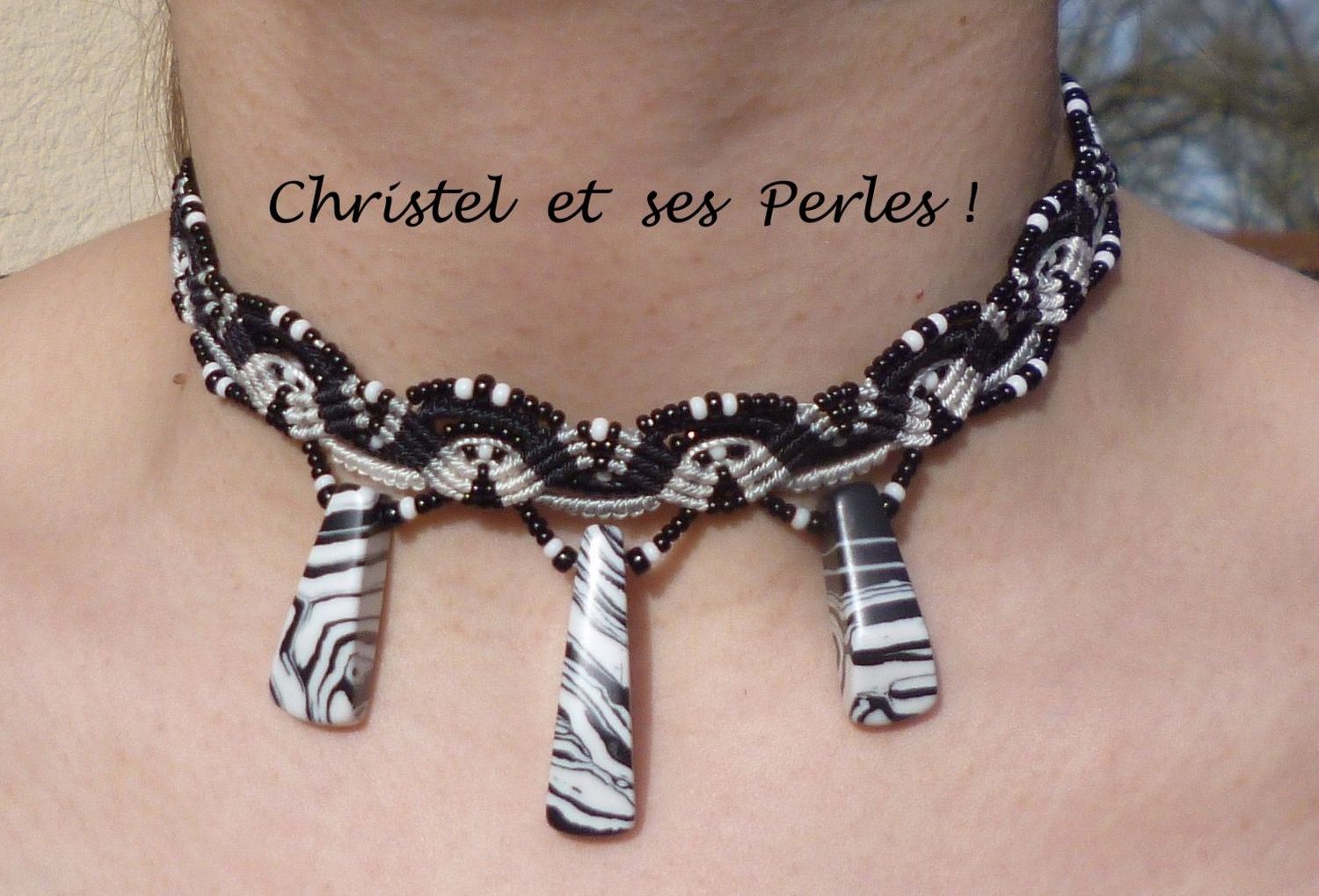 Collier ras de cou en macramé et pendentifs noir&blanc