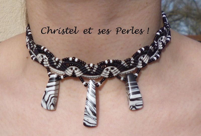 Collier ras de cou en macramé et pendentifs noir&blanc