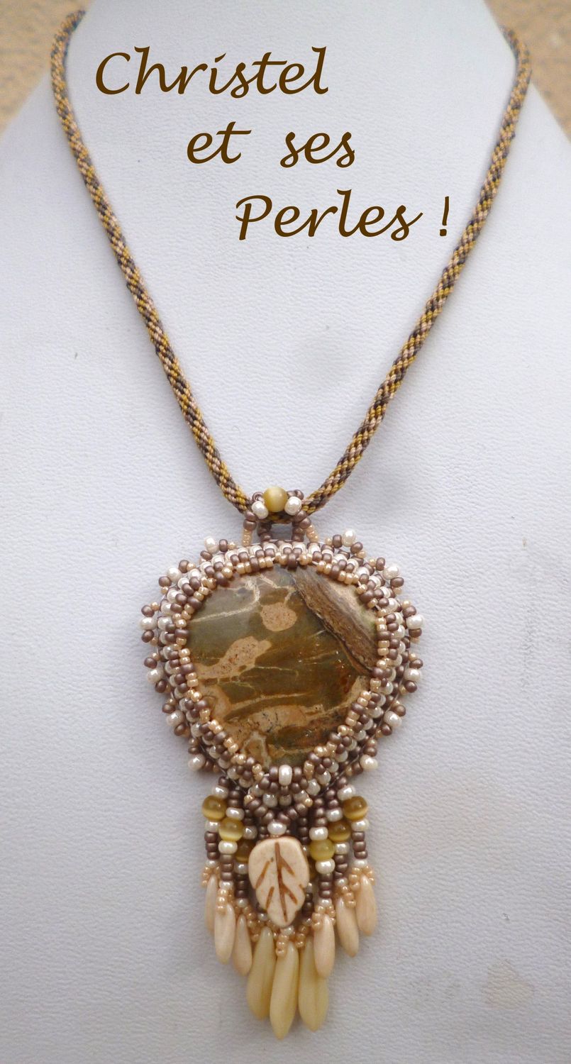 Collier avec Jaspe goutte brodé