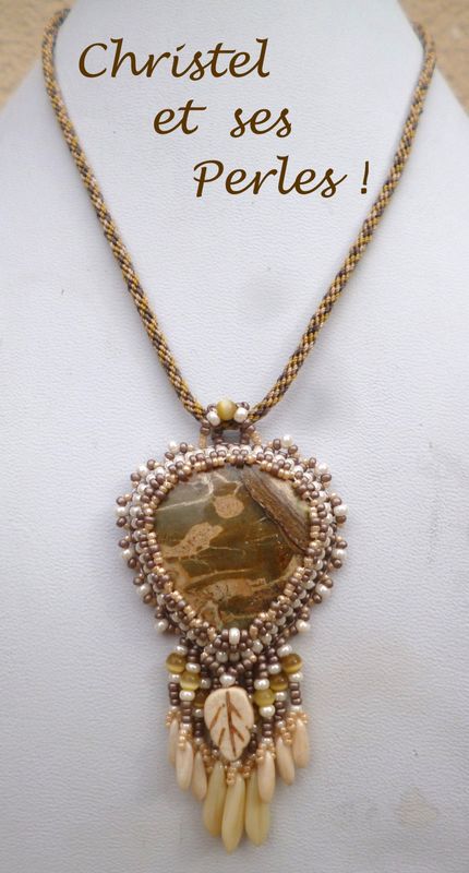 Collier avec Jaspe goutte brodé