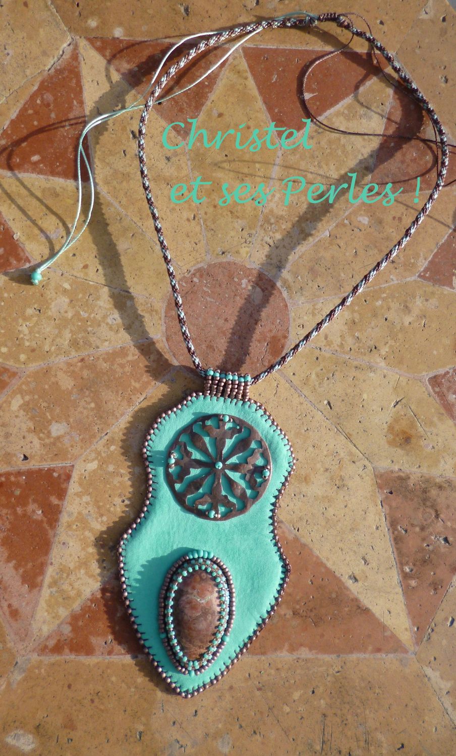 Collier cuir brodé jaspe et estampe métal