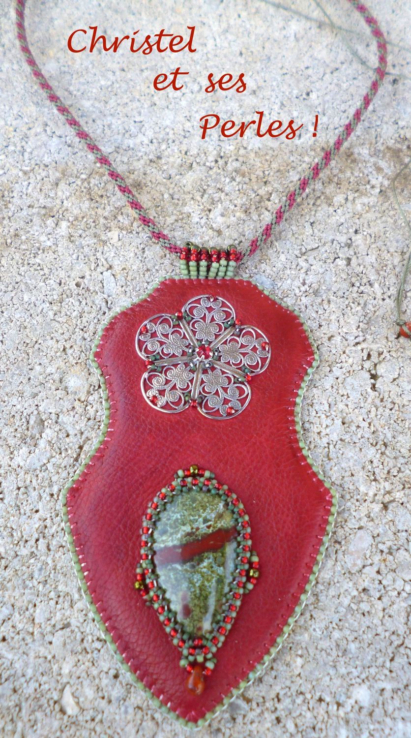 Collier cuir brodé jaspe dragon et estampe métal
