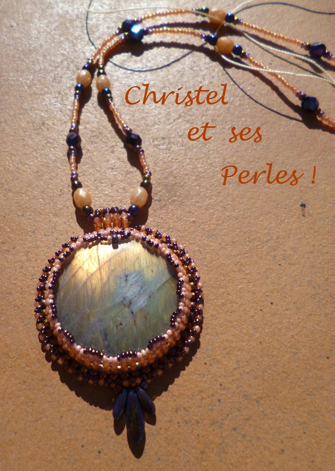 Collier Labradorite orangé sertie sur cuir