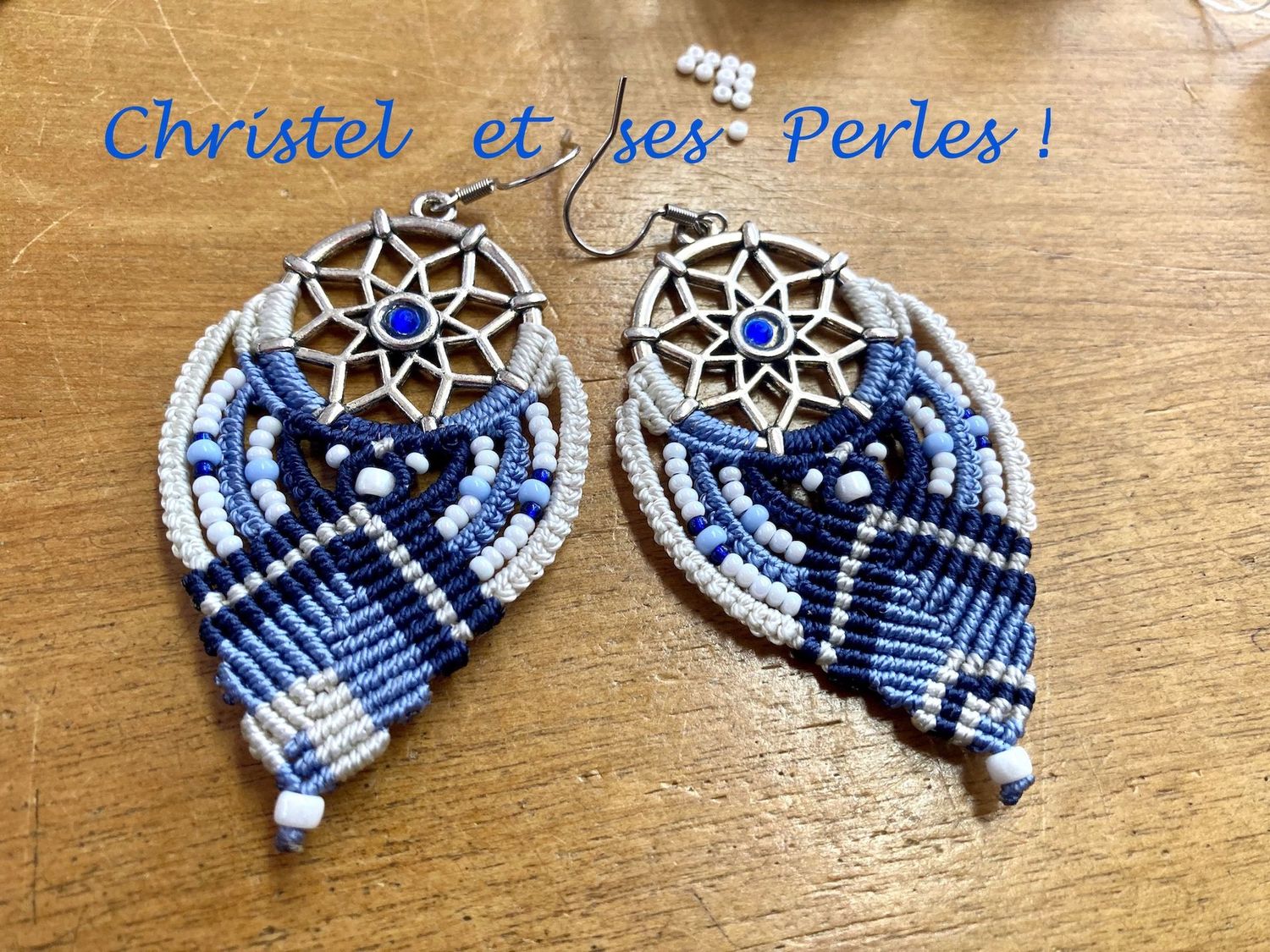 boucles d'oreilles estampes et macramé bleues