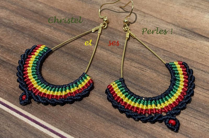 Boucles d'oreilles macramé couleurs rasta et gouttes métal