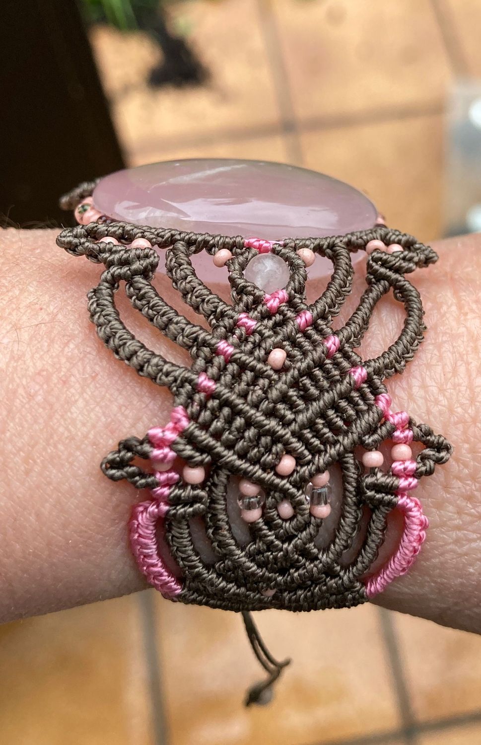 Bracelet macramé et Quartz rose feuilles