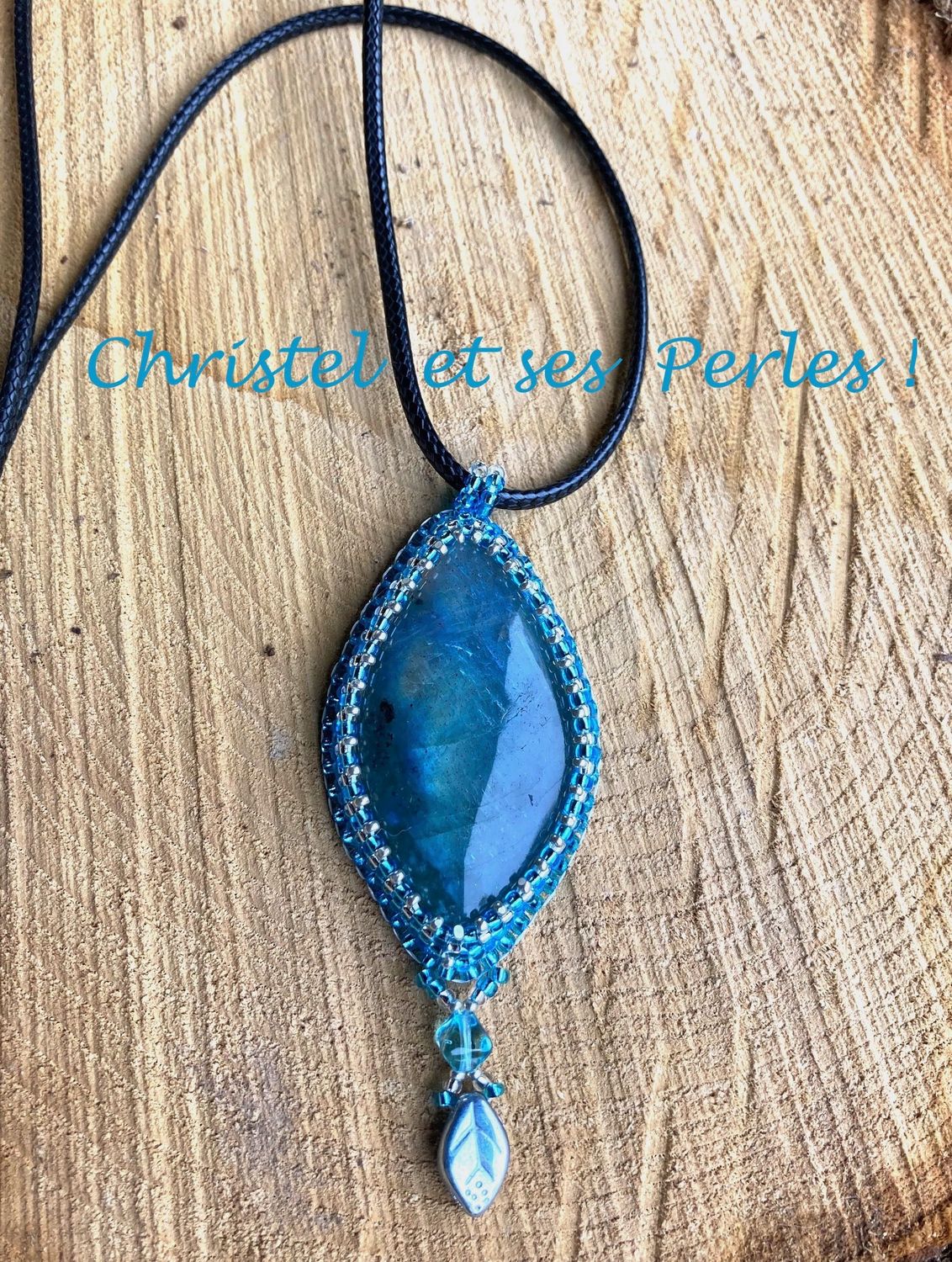 Pendentif Labradorite brodée forme ogive