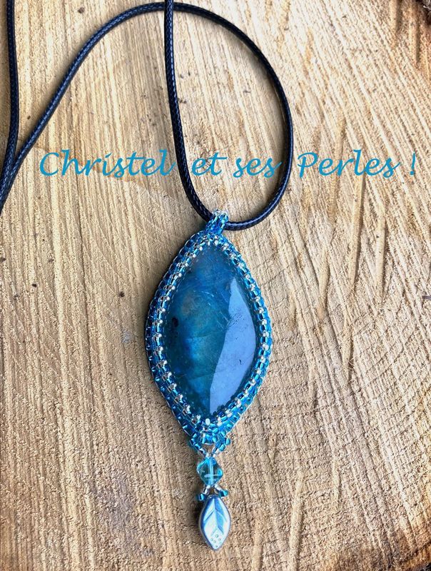 Pendentif Labradorite brodée forme ogive
