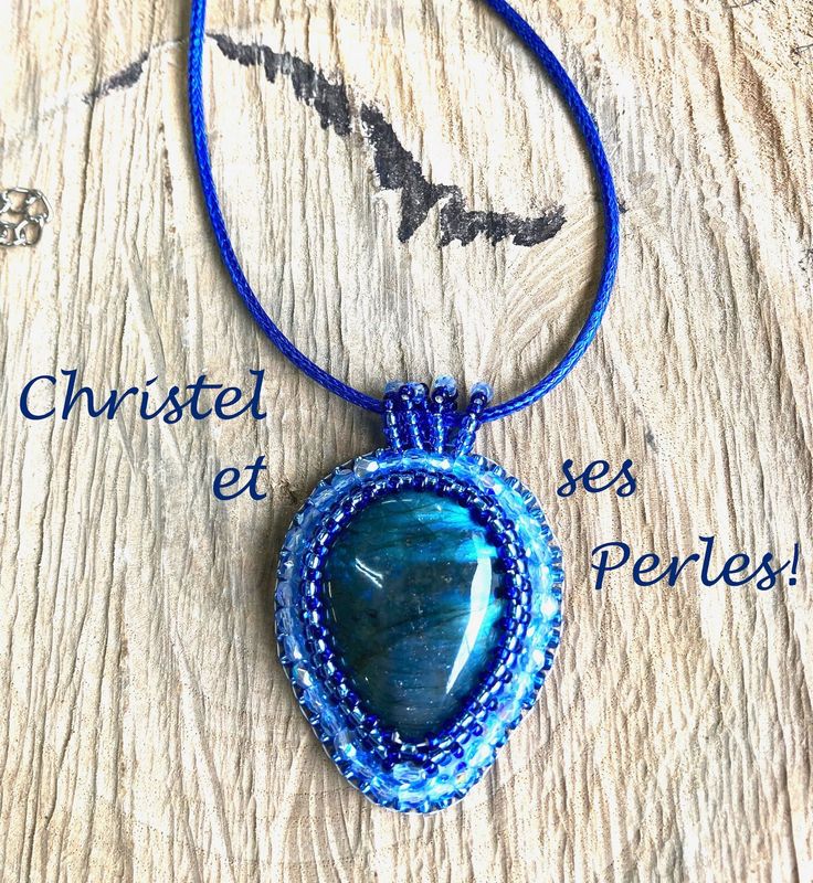 Pendentif Labradorite goutte brodée sur cuir