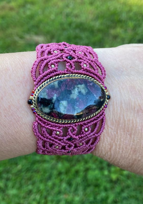 Bracelet macramé baroque et Eudialite sertie