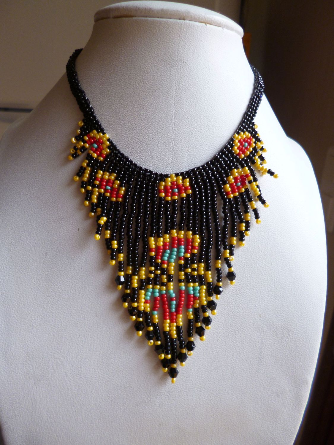 Petit collier franges ras de cou motif floral