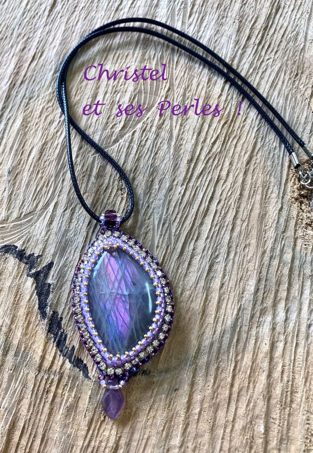 Pendentif Labradorite violette brodée sur cuir