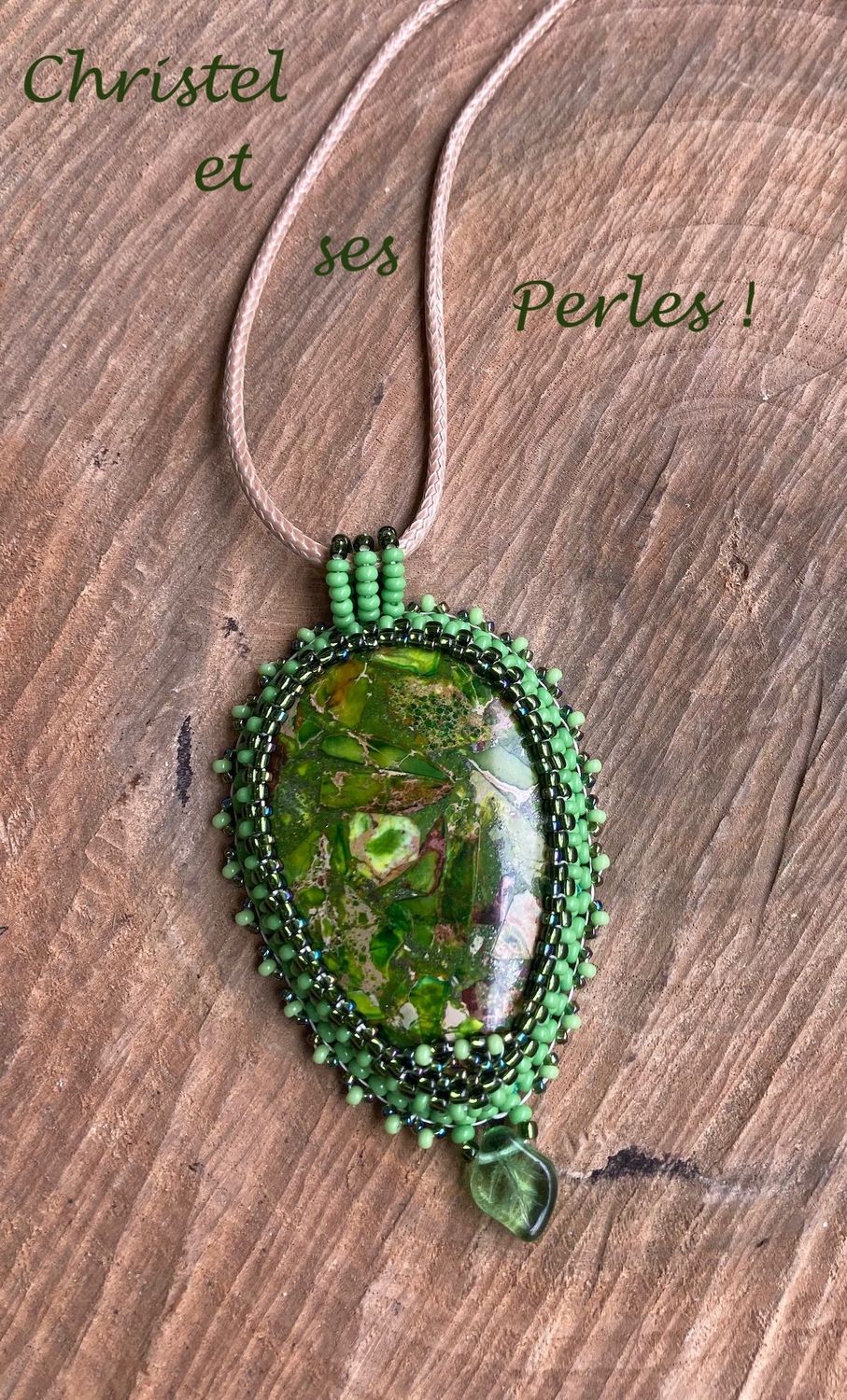 Pendentif pierre reconstituée verte brodée sur cuir