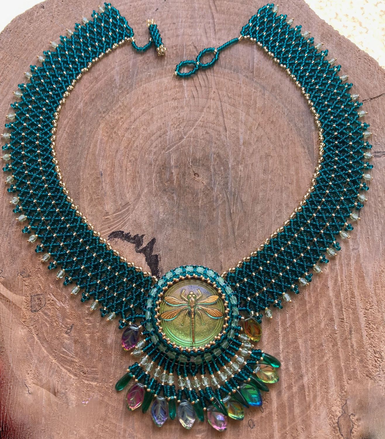 Collier perlé large et baroque, Libellule, vert émeraude
