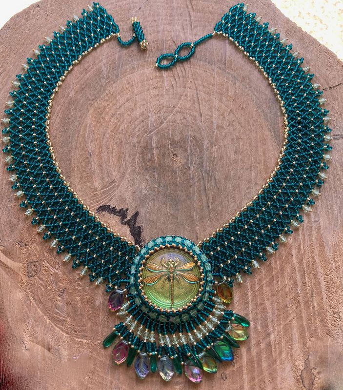 Collier perlé large et baroque, Libellule, vert émeraude