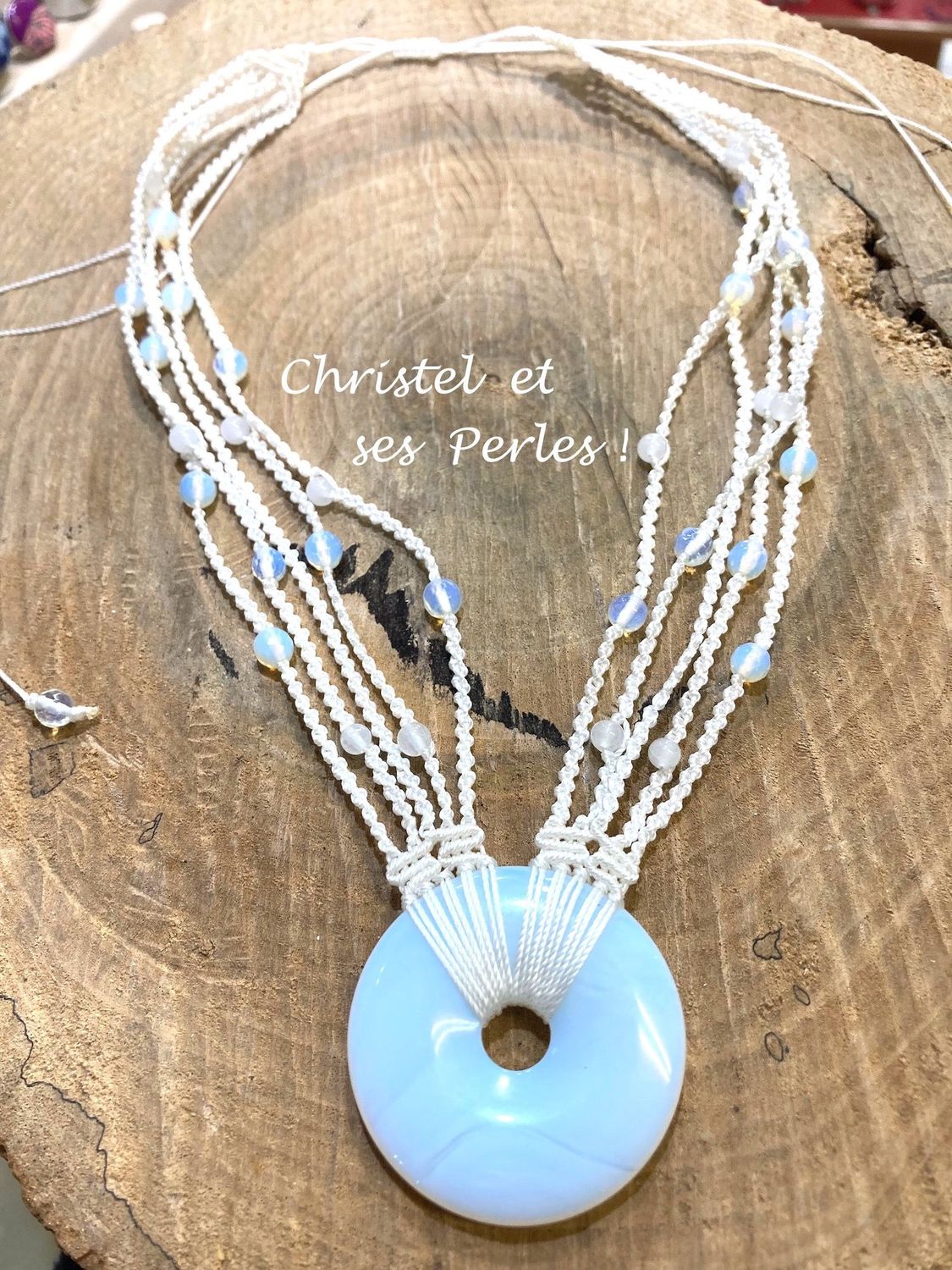 Collier macramé et donut en Opaline