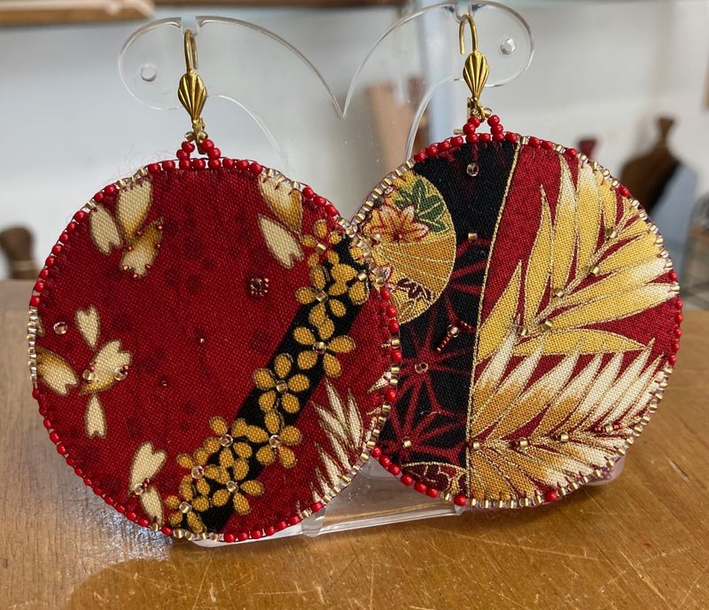 Boucles d'oreilles brodées tissu rouge imprimé floral, taille XL