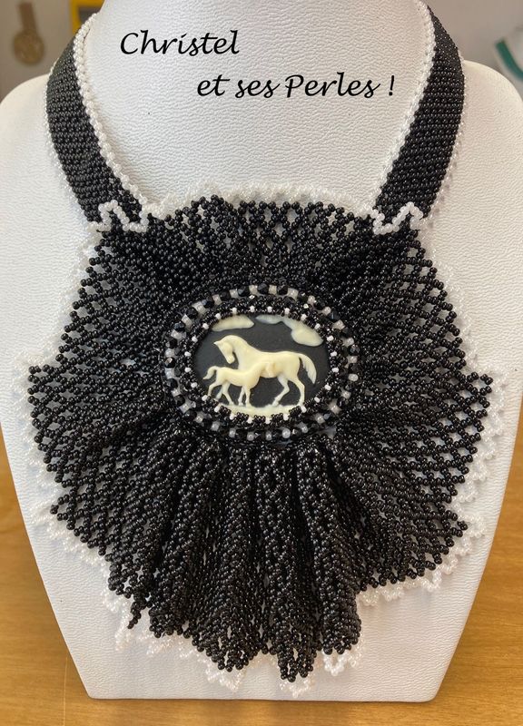 Collier Jabot, style Victorien,camée chevaux