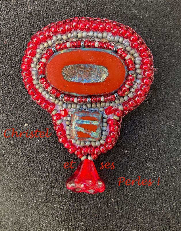 Broche rouge et perles de verre