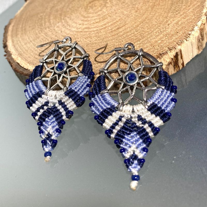 Boucles d'oreilles macramé camaieu bleu et estampes