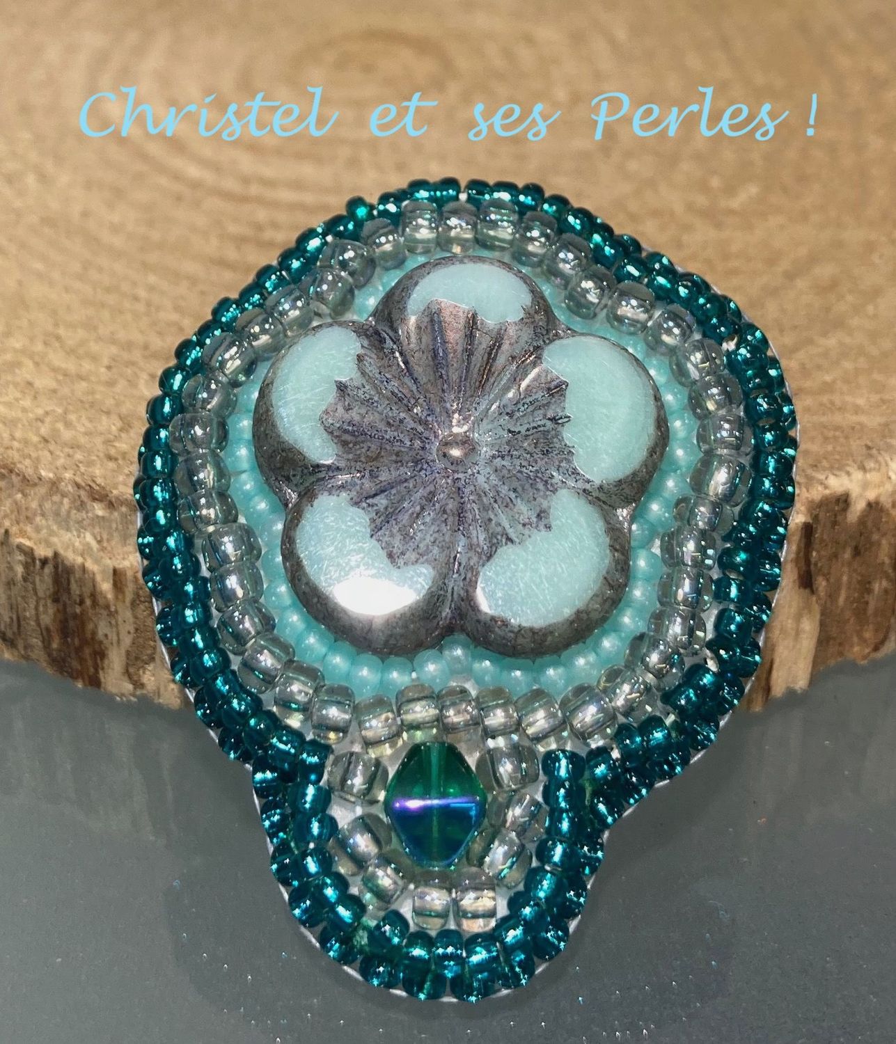 Broche bleu/vert et perle fleur
