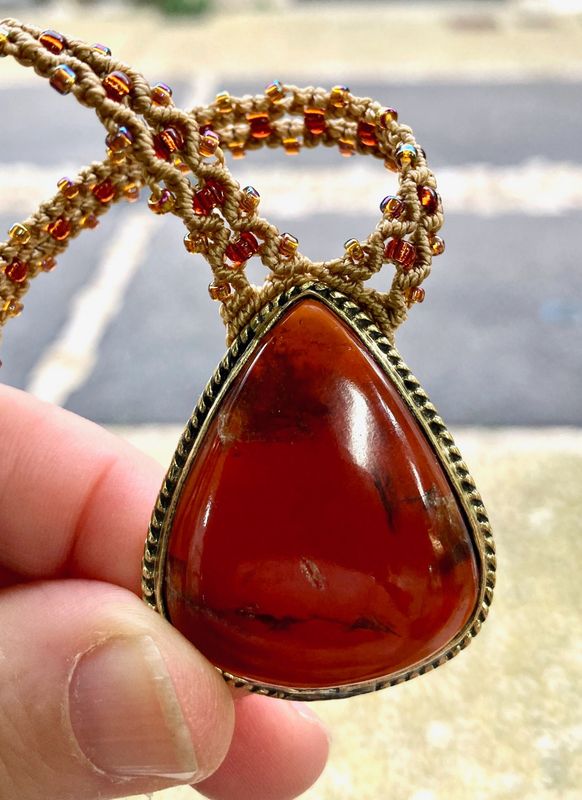 Collier macramé et Grenat Hessonite sertie