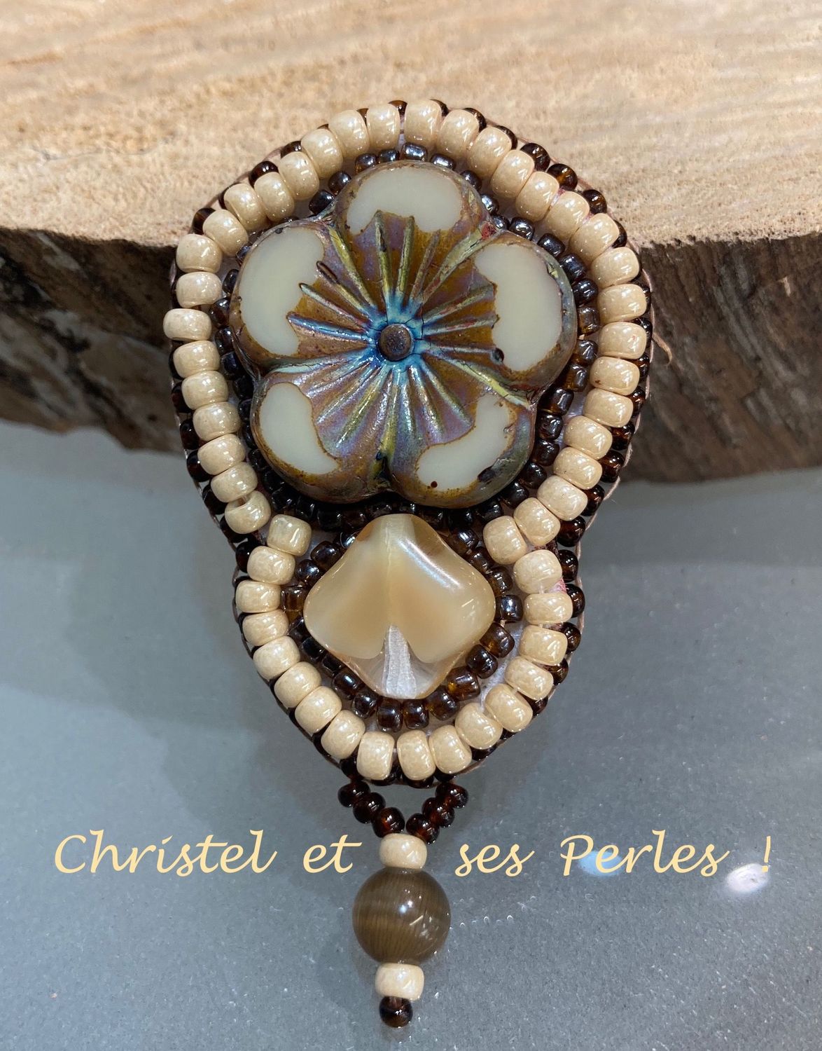 Broche beige et perle fleur